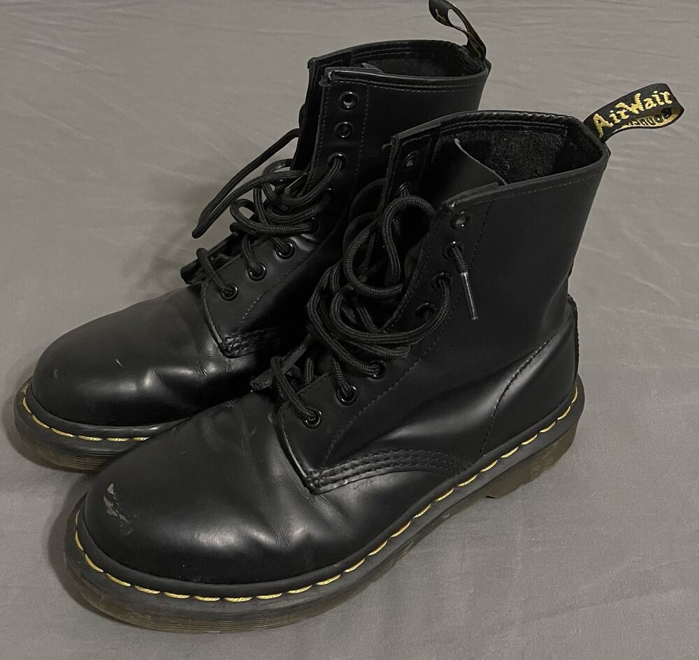 Dr. Martens 1460 Black Smooth Leather 8-Eye Boots – Size US 7 Good Condition